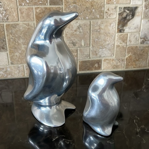 Set of Hoselton Canada penguin cast aluminum sculptures. - Picture 2 of 7
